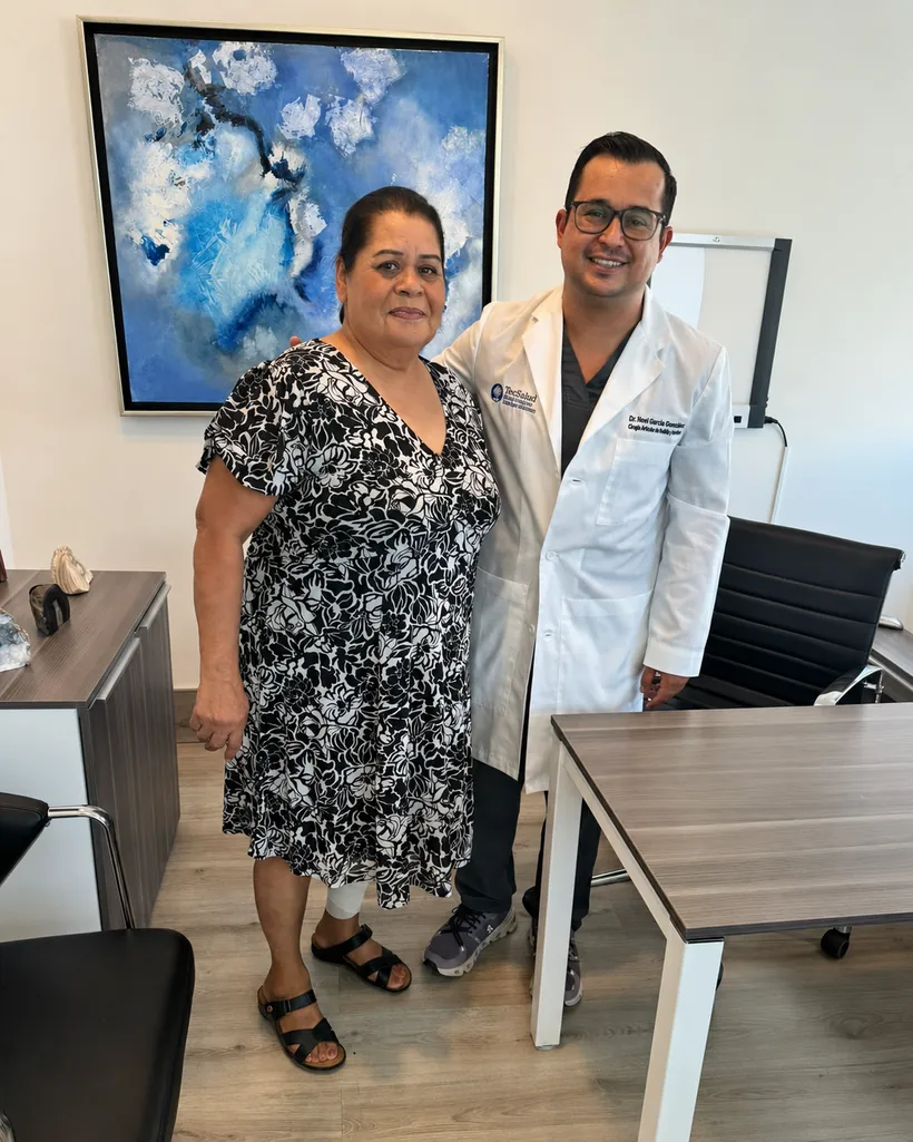 Paciente acompañada por el Dr. Noel García González, especialista en rodilla y hombro en Chihuahua